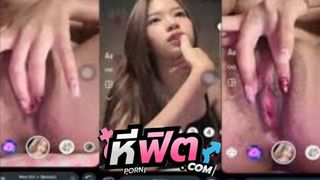 คลิปโป๊ ไลฟ์สด น้องมีน น้องนั่งแหกหีโชว์กรีบสีชมพู หมอยบางๆ หีก็น่าเลีย ช่วยตัวเองแหย่ยั่ว เสียงครางโคตรเด็ด