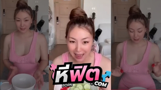 คลิปโป๊  Bewtifull ทำอาหารยังไงให้คนดูแล้วควยแข็ง น้องนะเนย นมใหญ่นมสวยแถมจุกอมชมพูซะด้วย นมโผล่แบบไม่รู้ตัวfcหลายๆคนคงชักว่าวน้ำแตกแล้ว